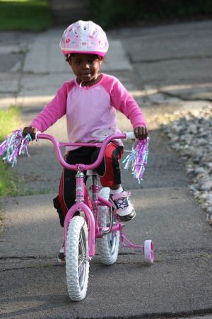 speelplaats voetstappen Stressvol Leren fietsen, hoe leer je dat je kind zo snel mogelijk? - Mamas