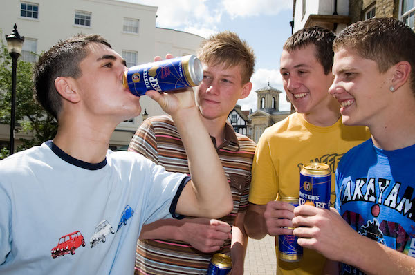 drinkende jongeren