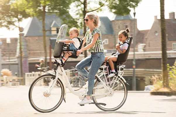 moeders fietsen op een elektrische-mamafiets