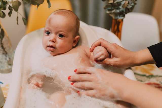baby uitzet in bad