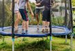 een trampoline in de tuin