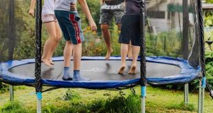 een trampoline in de tuin